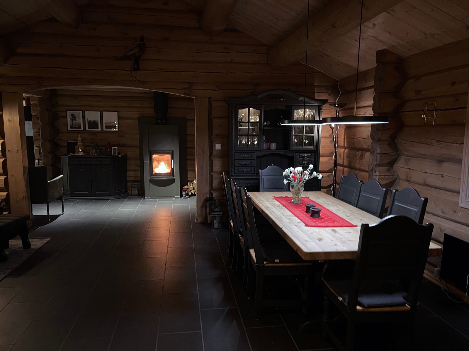 Det er klaffer til bordet, så det kan forlenges og gjøre plass til 12 personer. Galleribilde