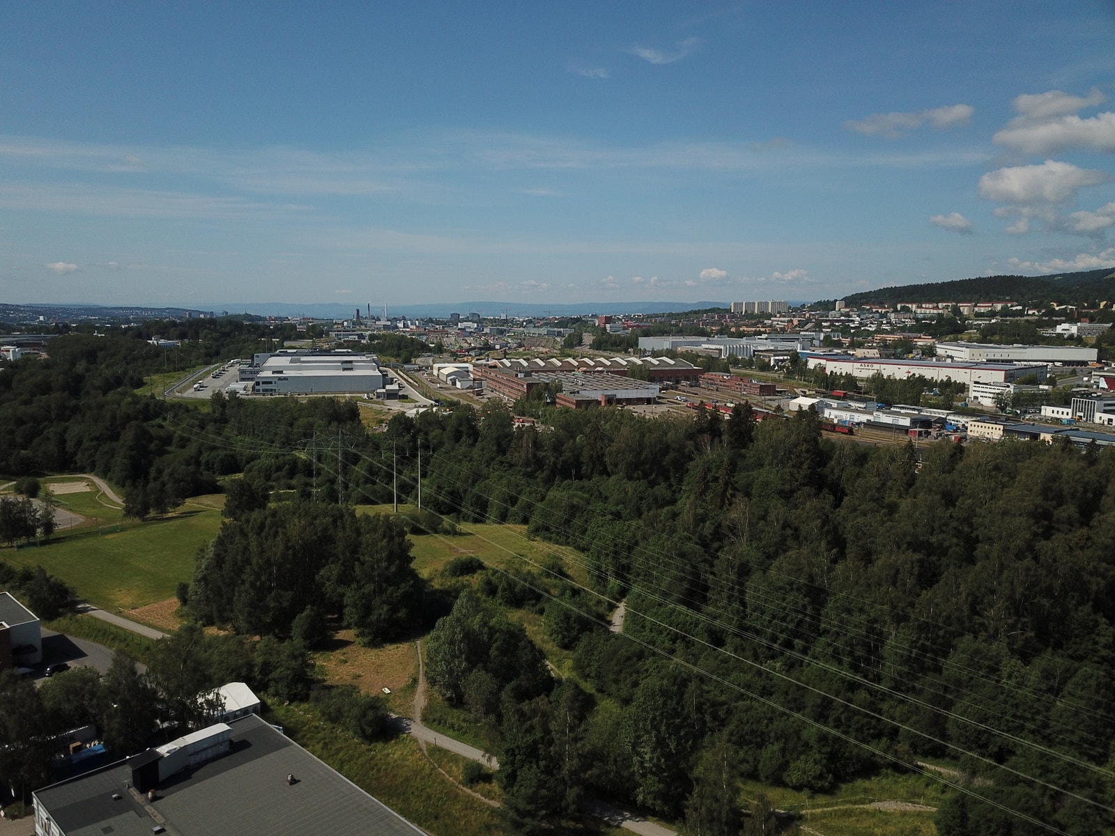 Bygget ligger inntil grøntarealene i Alnaparken med flotte turmuligheter i lunsjen og kort vei til Oslo. Alnabru terminalen i bakgrunnen. Galleribilde
