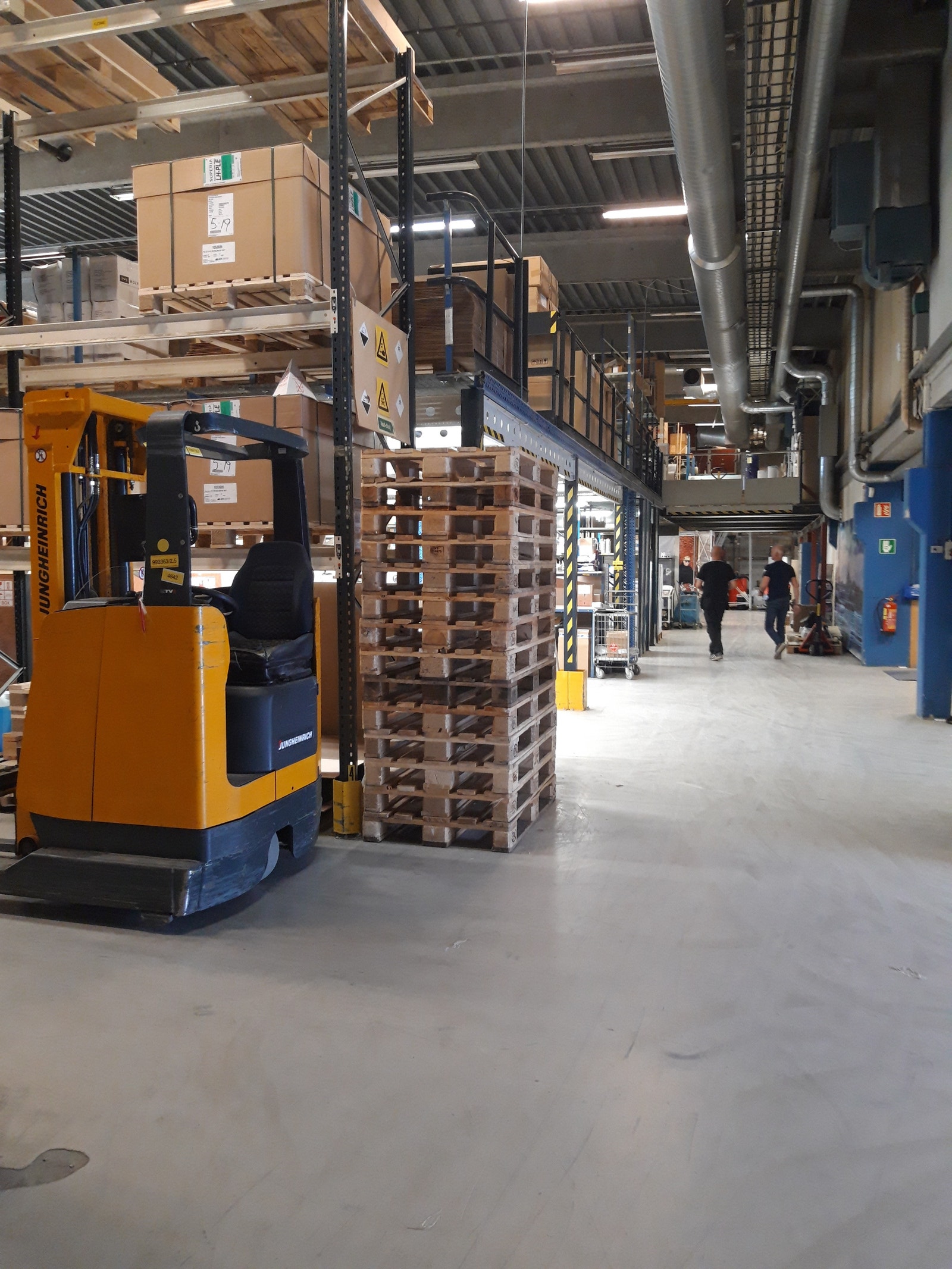 Seksjon 1: Effektivt høytlager med takhøyde på ca. 6,5 meter. Ca. 700 kvm høyt- og 200 kvm lavtlager. Optimal utnyttelse med 4 pallhøyder, trucktilgang og rampe. Perfekt for lagring, logistikk og distribusjon. Enkel inn- og utkjøring. Galleribilde