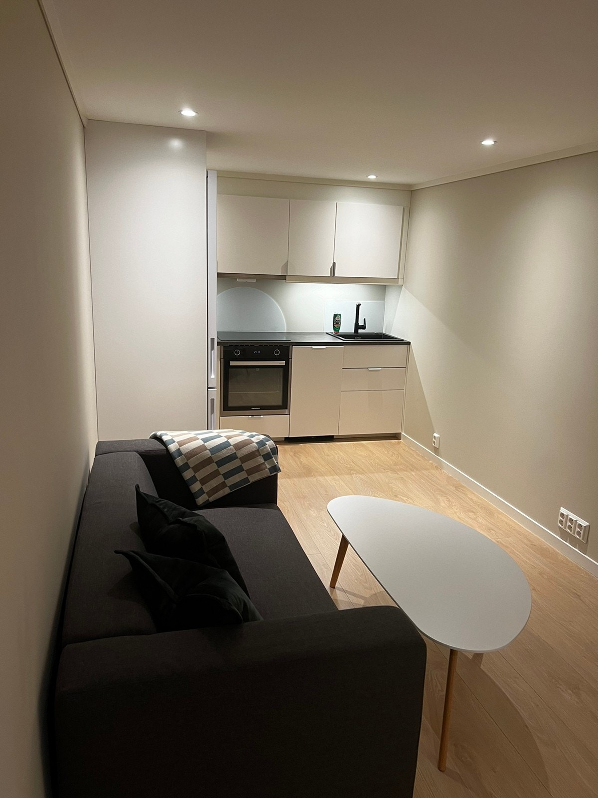 Romslig åpen stue og kjøkken løsning med plass til sofa og spiseområde. Galleribilde