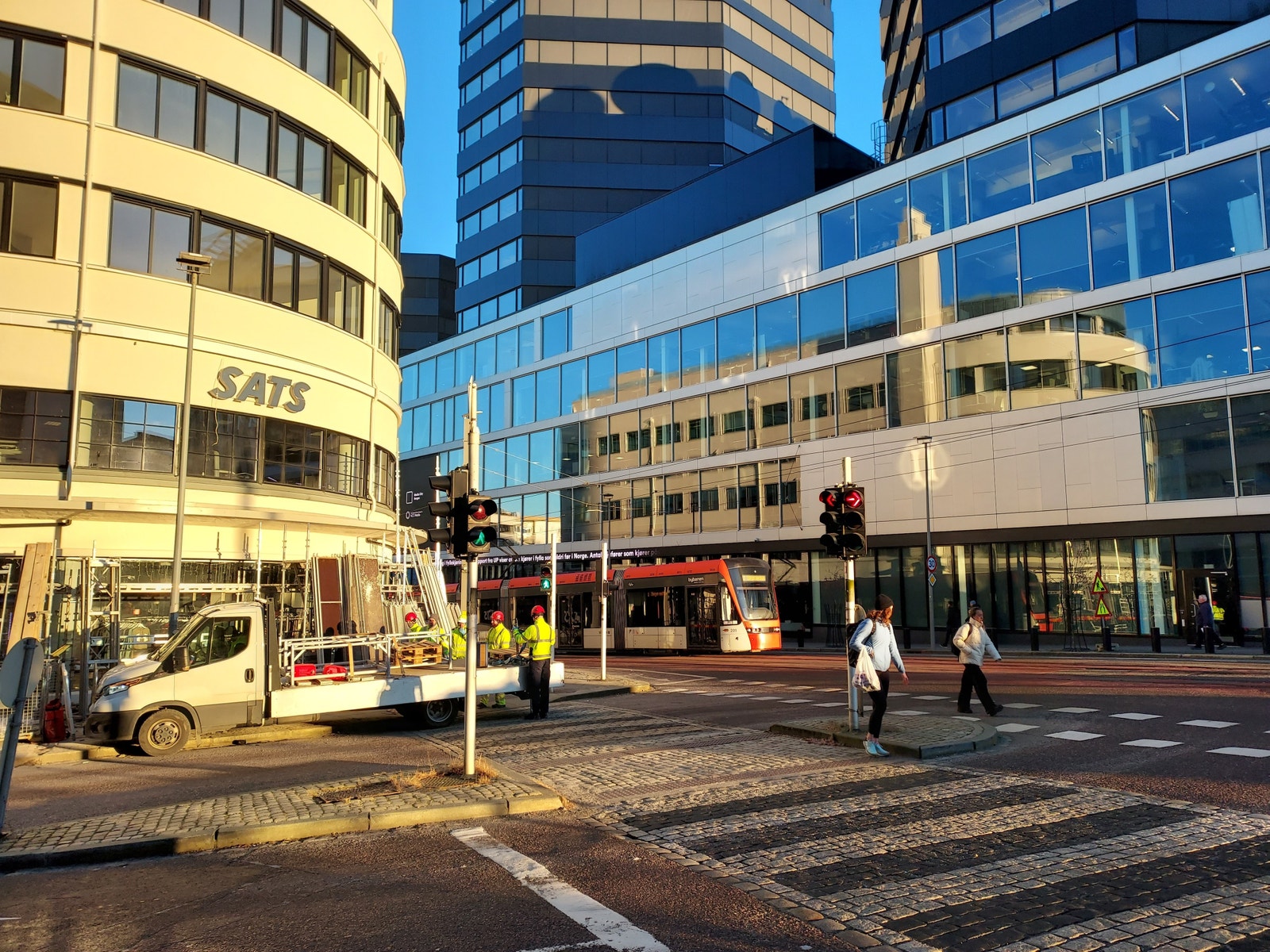 Sats treningsstudio i 1.etg. Leiligheten er i 5. etg. i bygget til venstre og har fasade mot roleg bakside Galleribilde