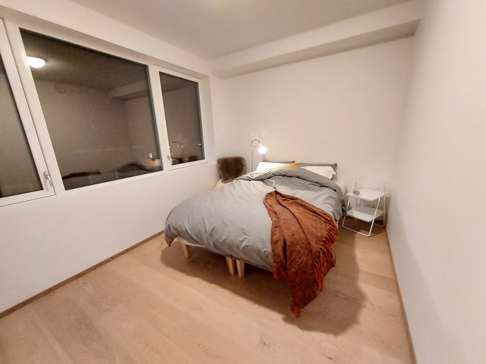 Soverom med lystett plissegardiner Galleribilde