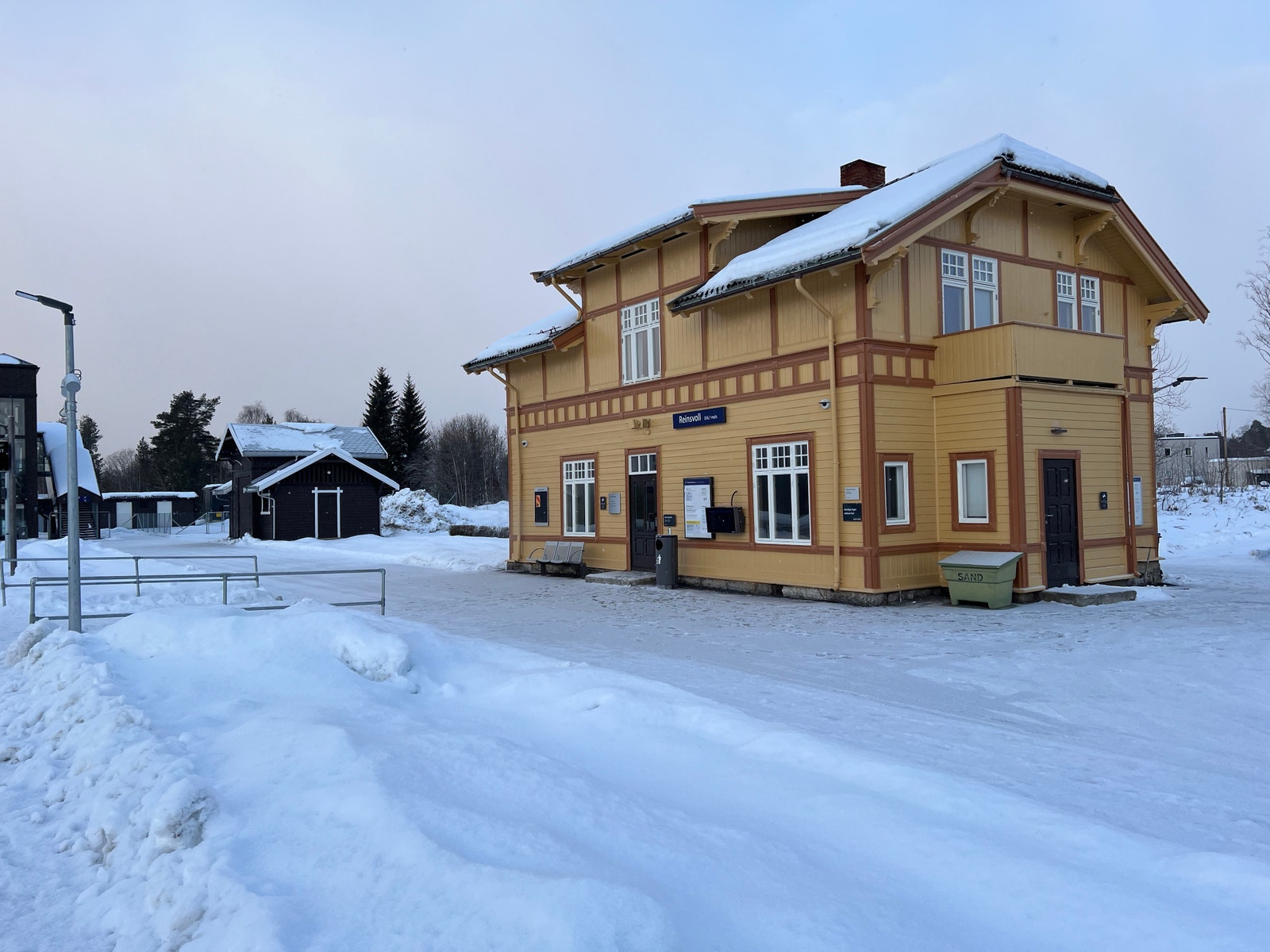 Reinsvoll Stasjon ca. 1 km fra boligen. Galleribilde