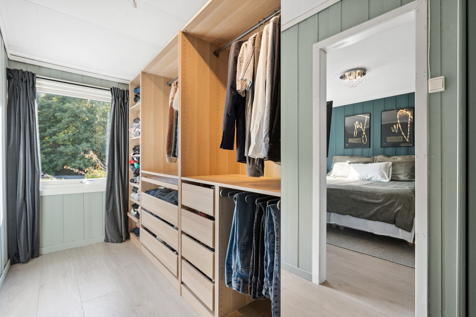 Garderobe i forbindelse med hovedsoverom i 2.etasje Galleribilde