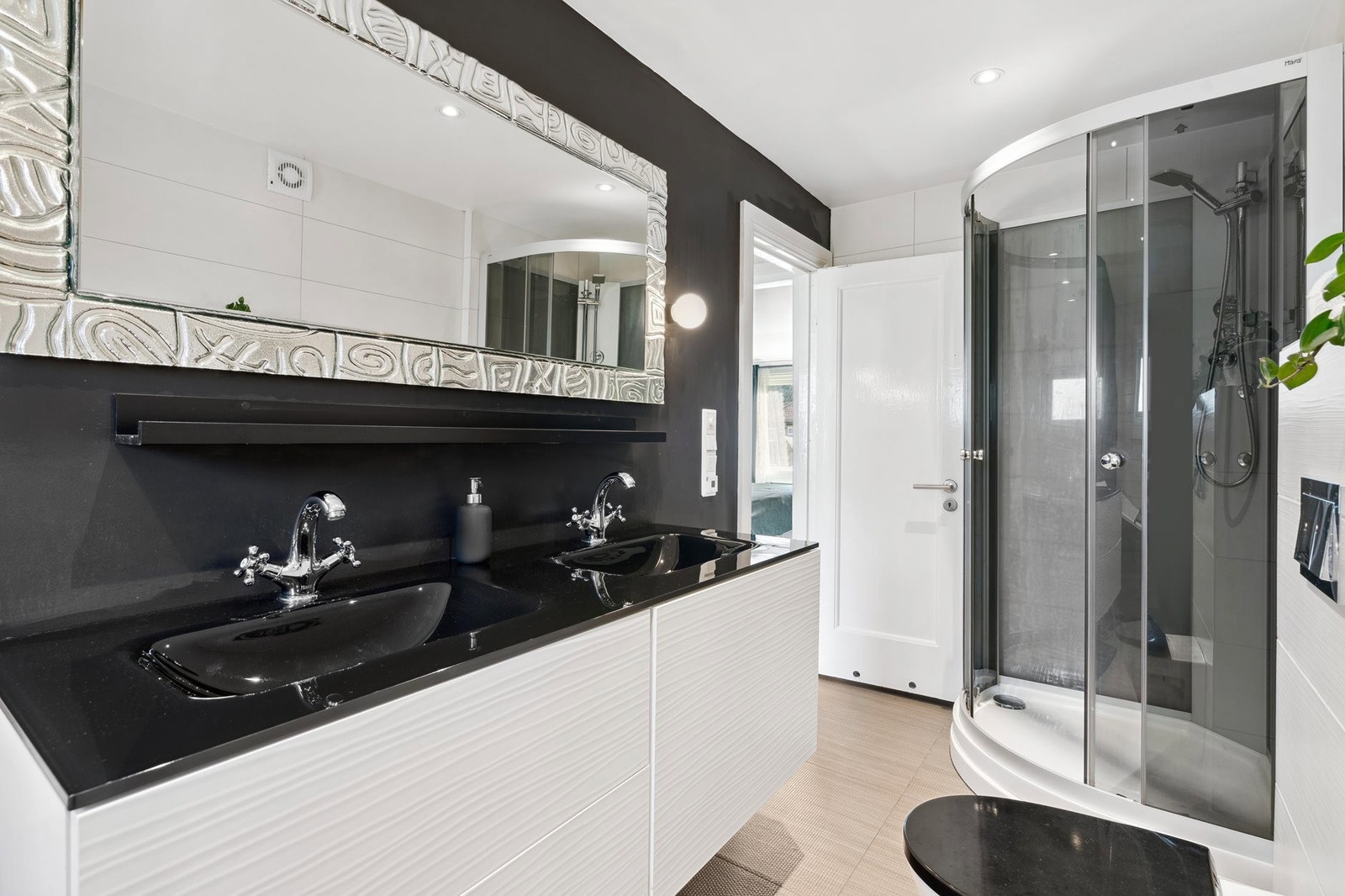 Stort bad i 2.etasje med varme gulv Galleribilde