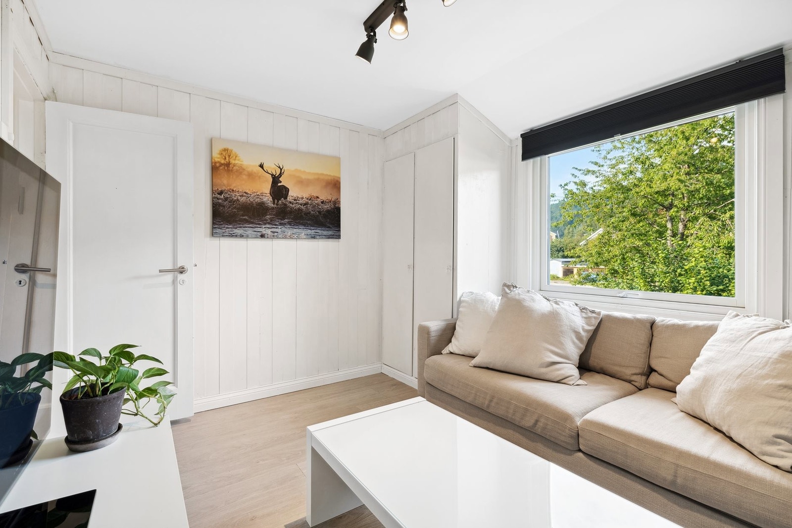 Liten koselig stue med videre adkomst til andre soverommet i 2. etasje Galleribilde