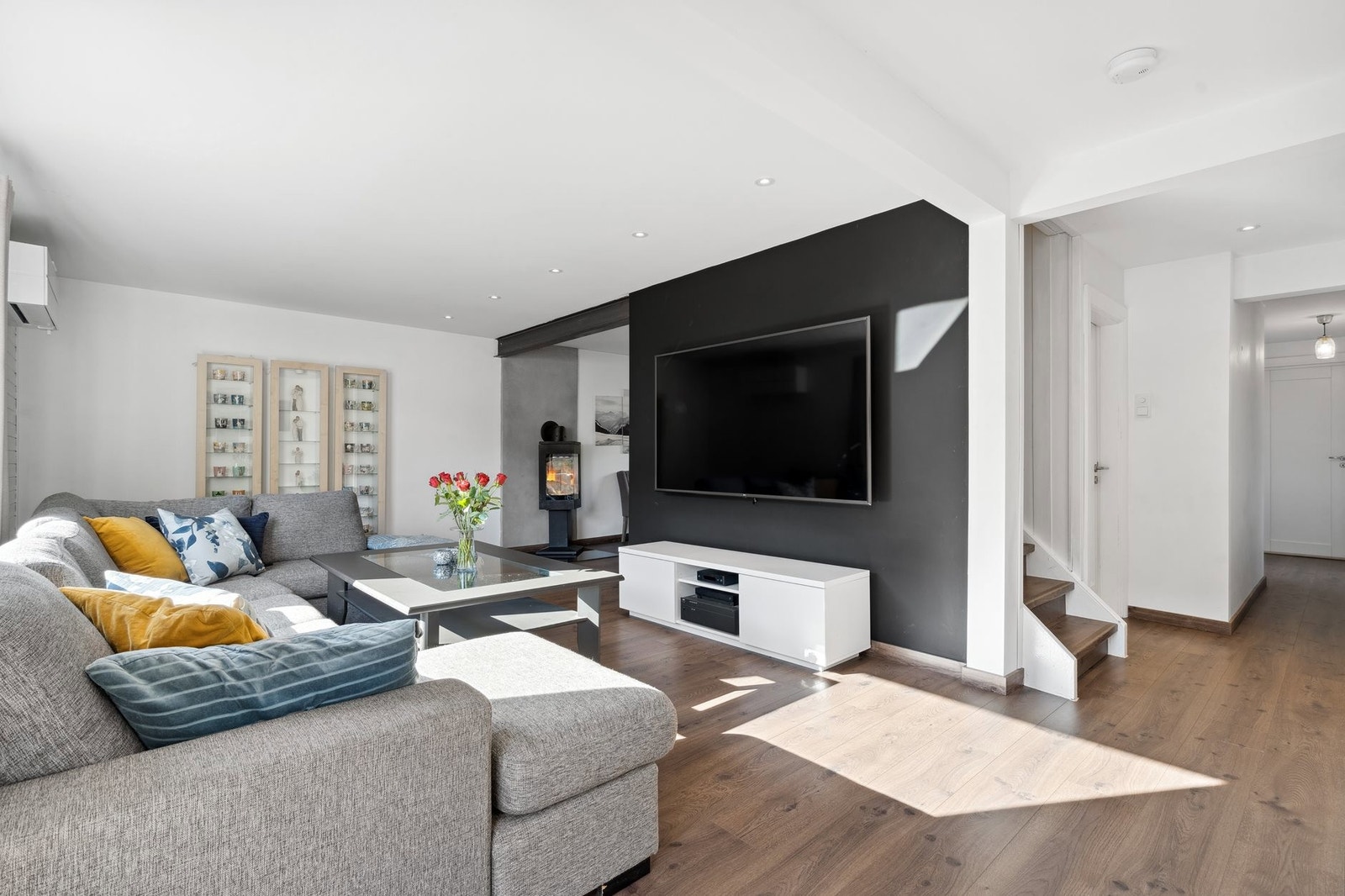 Stor og romslig stua med peis Galleribilde