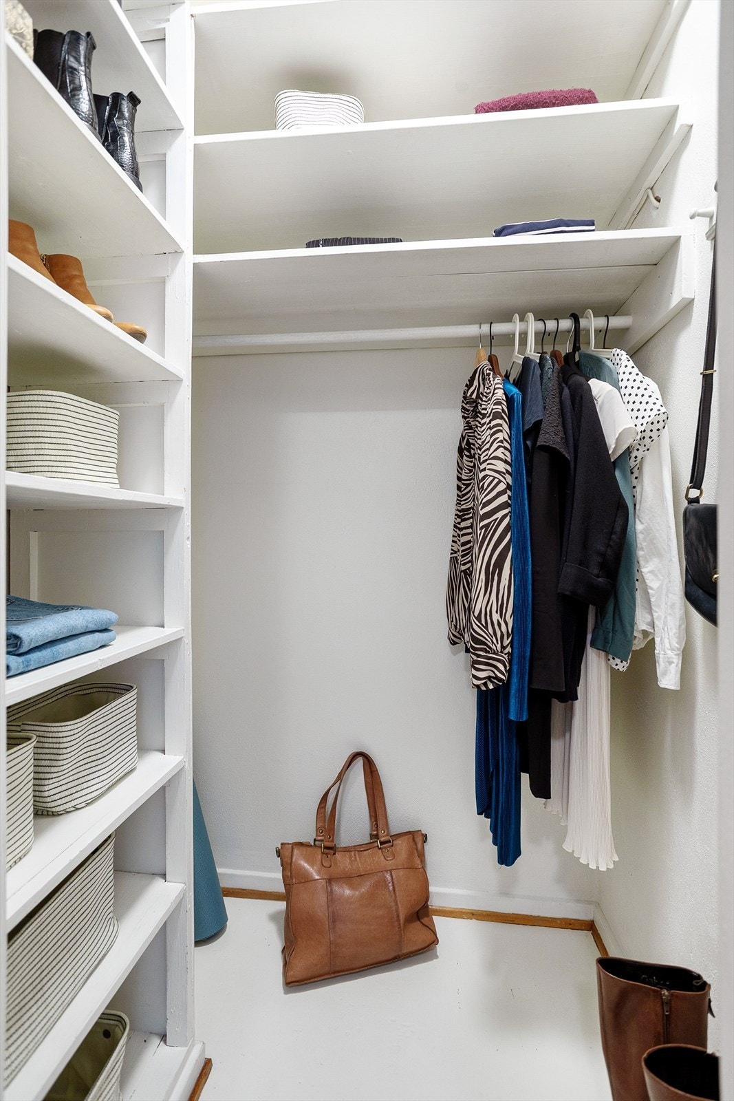 Walk- in closet. Galleribilde