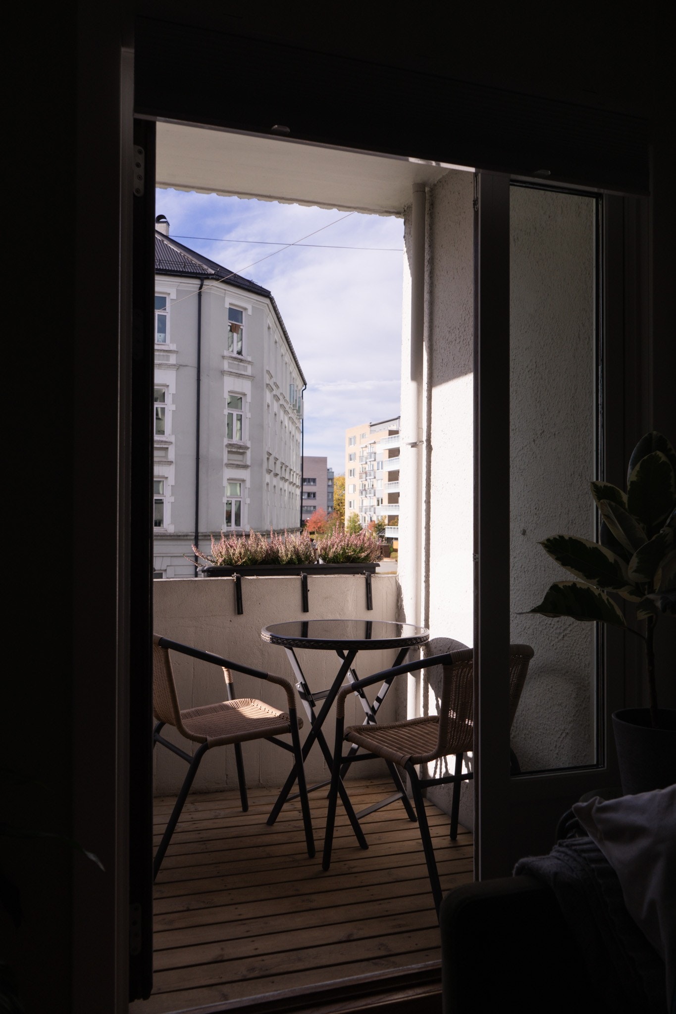 Balkongen er 2,6 kvm og har plass til utemøbler. Galleribilde