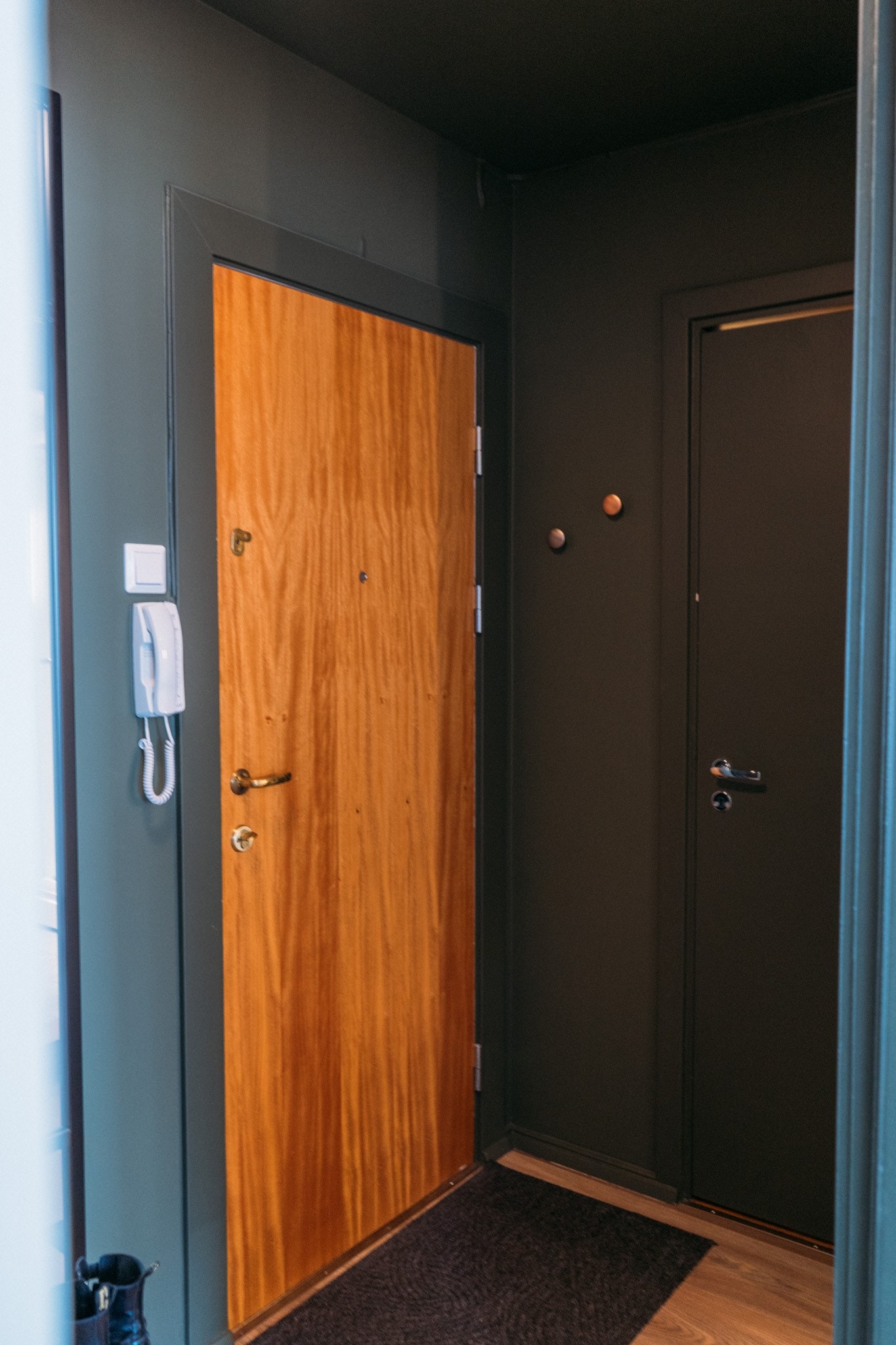 I entréen er det et walk-in closet med god plass til oppbevaring Galleribilde