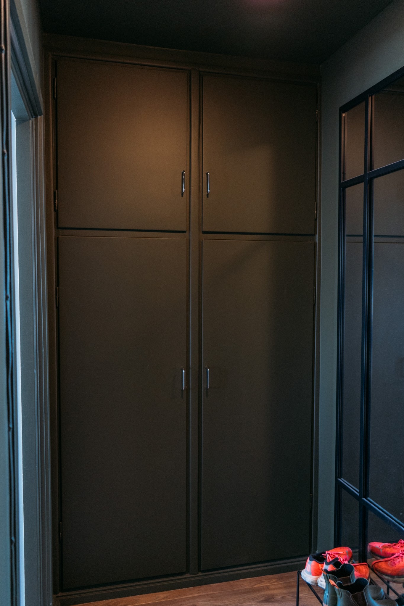 Entrén har godt med lagring i garderobeskap. Her er det god plass til å sette fra seg sko og henge fra seg klær. Galleribilde