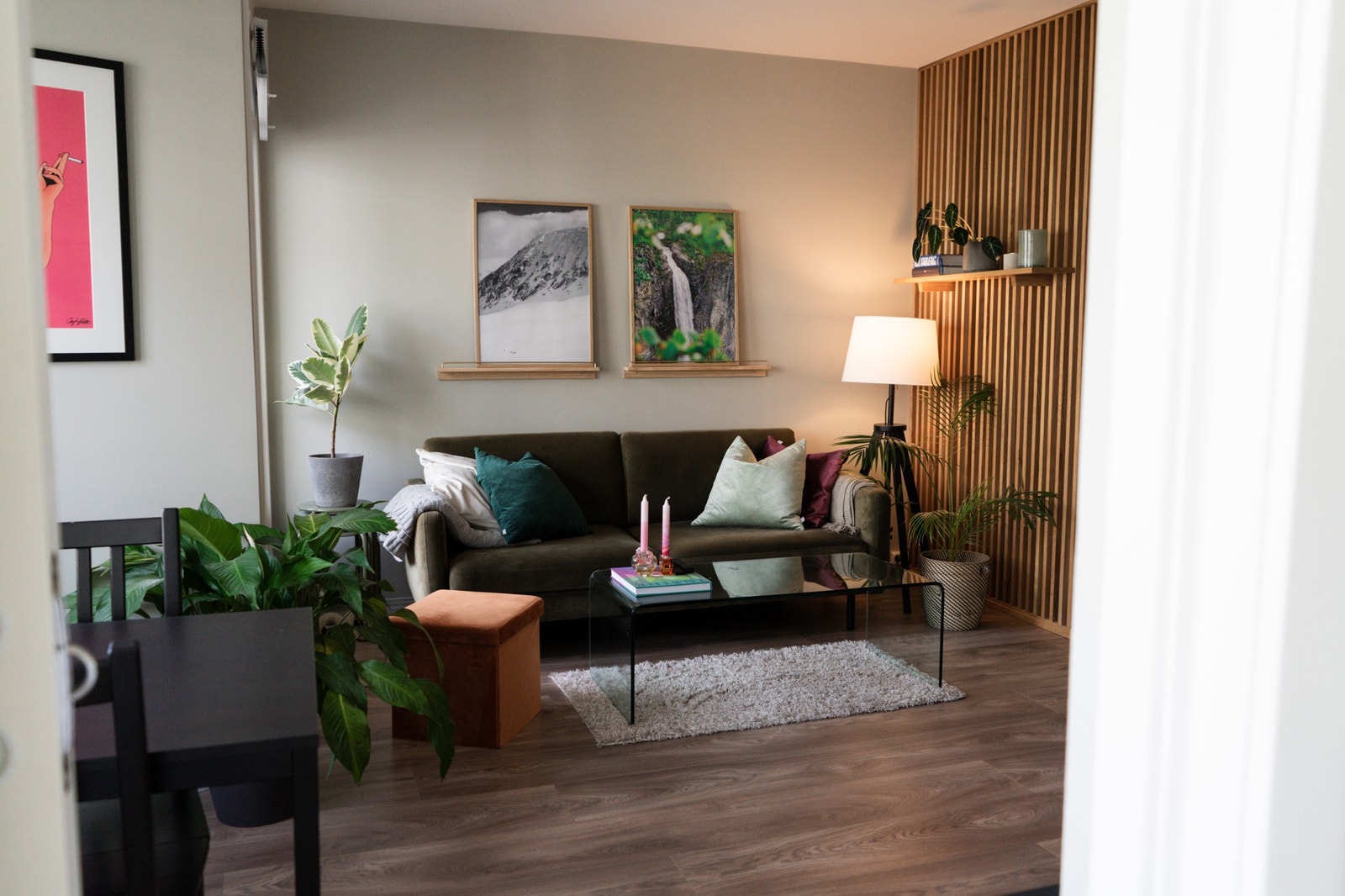 Lys og arealeffektiv stue med plass til både sofa, spisebord og tilhørende møbler. Galleribilde