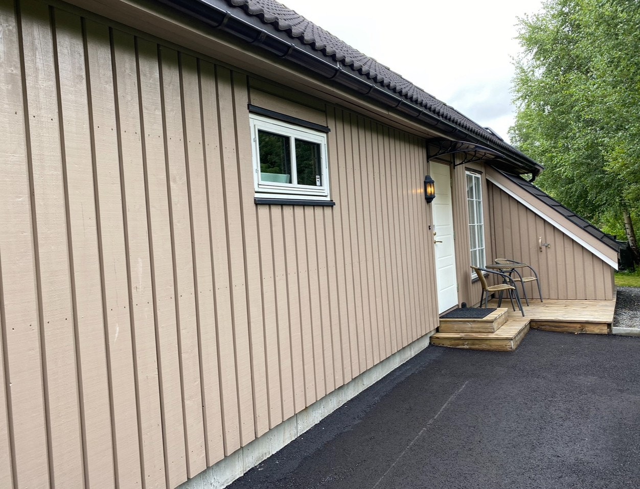 Plass til parkering, inngang. Galleribilde