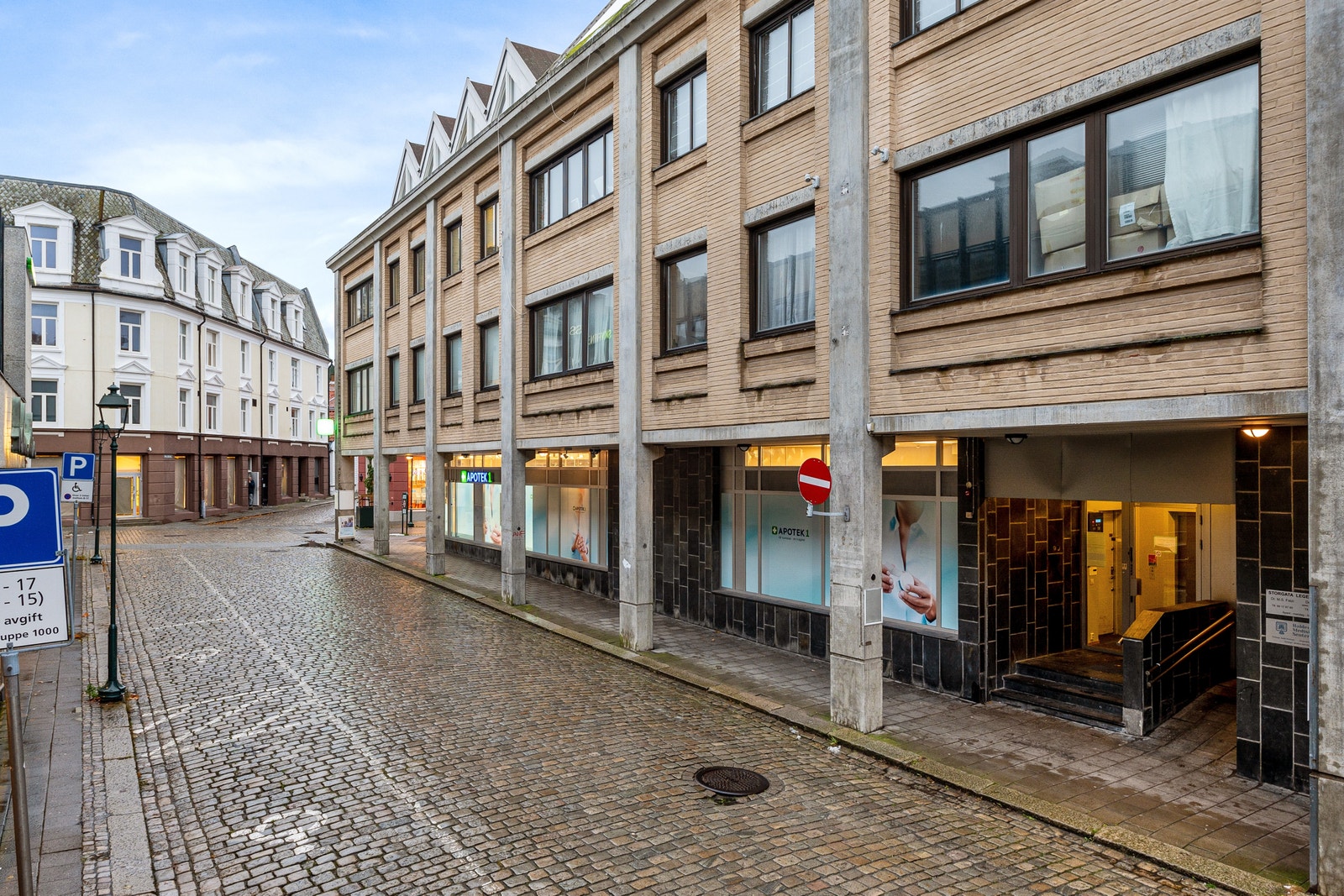 Felles inngang til 2 og 3 etasje. Galleribilde