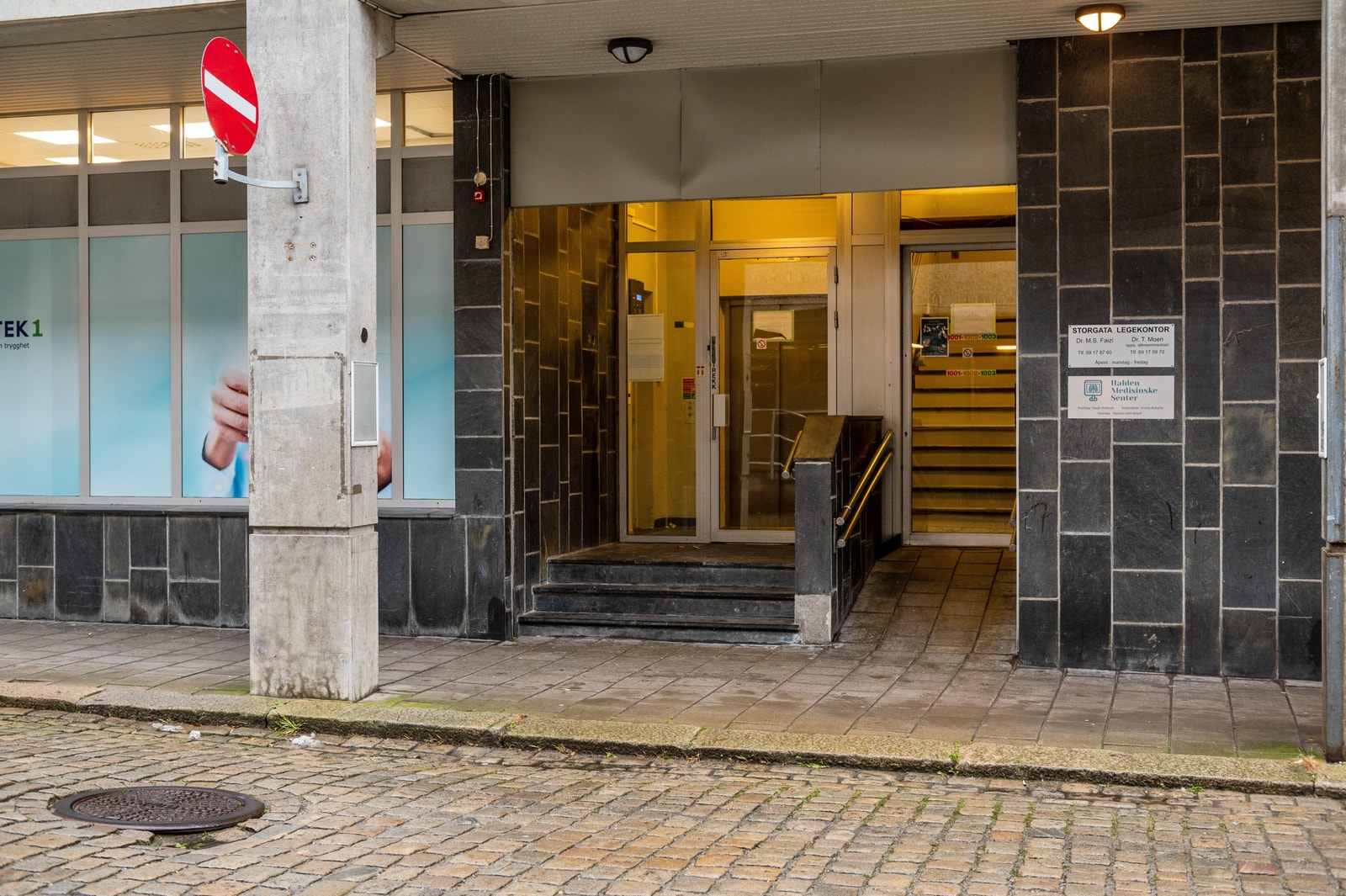 Inngangsparti som er universelt utformet og med heis Galleribilde