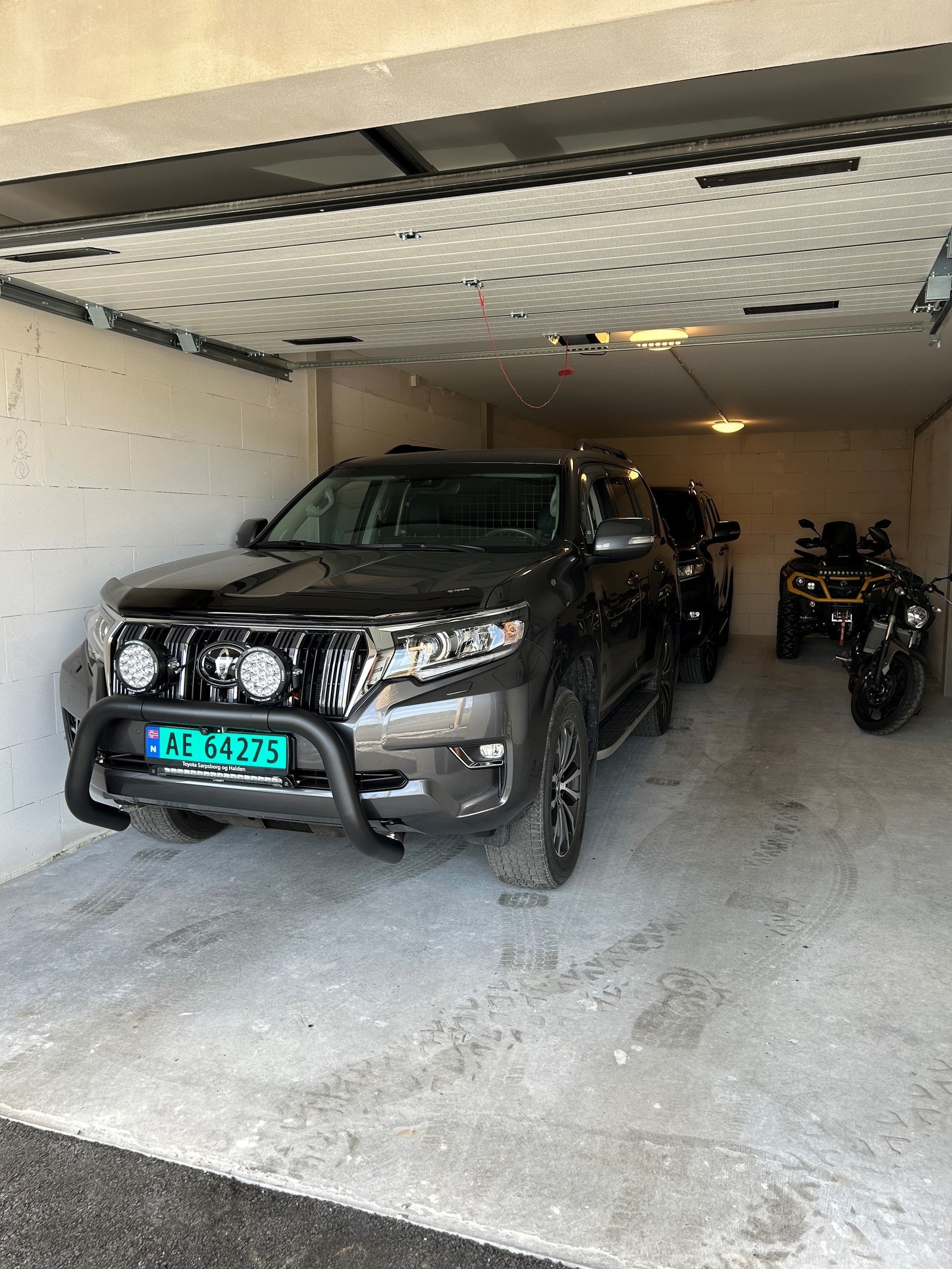 Privat garasje - her har du god plass til 2 biler, eller vil du kanskje bygge deg ditt eget verksted/hobbyrom? Galleribilde