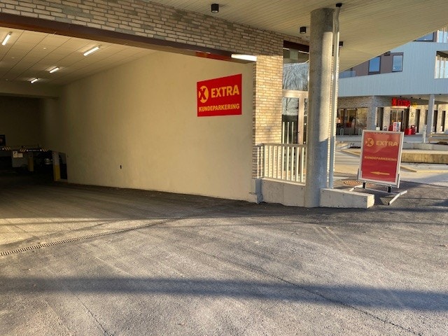 Innkjørsel til parkeringskjeller. Entrance to the underground parking. Galleribilde