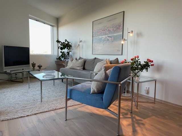 Lys og luftig stue med panoramautsikt mot havet i vest. Bright and spacious livingroom with a spectacular ocean view. Galleribilde