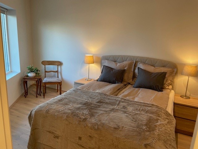 Hovedsoverom med dobbelseng. Master bedroom with king-size bed. Galleribilde
