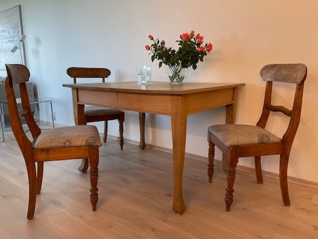 Spisebord i antikk heltre. Dining table in antique, solid wood. Galleribilde