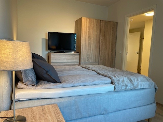 God garderobeplass og TV på hovedsoverom. Wardrobe, dresser and TV in the master bedroom. Galleribilde