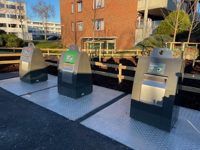 Stasjon for kildesortering utenfor hovedinngang. Recycling station by the main entrance. Galleribilde