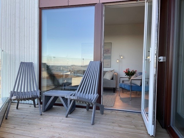 Utgang til terrasse både fra stue og det ene soverommet. Direct access to the terrasse both from the livingroom and one bedroom. Galleribilde
