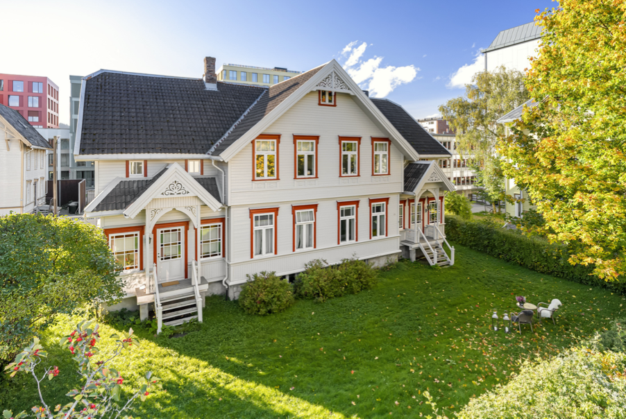 Fasade med stort uteområdet Galleribilde