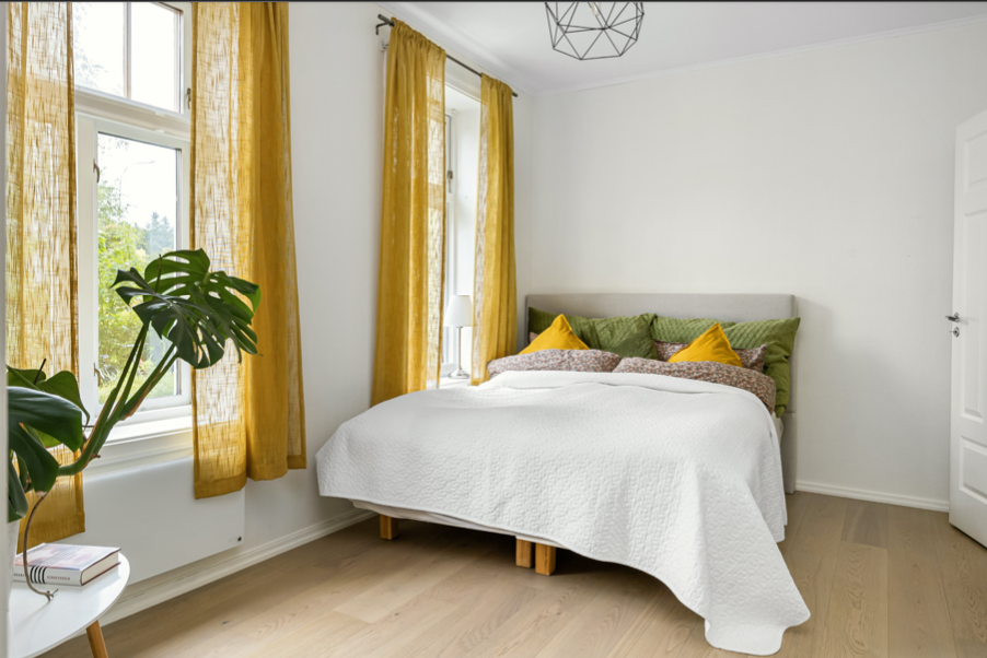 Store soverom med mye naturlig lys. Galleribilde