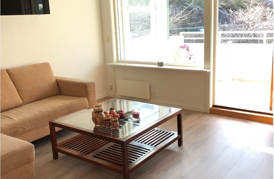 - Stuen er lys, vinyl gulv, nymalt i hvit og med utgang til altan. Galleribilde