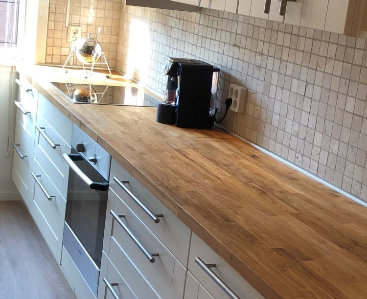 Kjøkkenet har hvitefronter med gode skapplass. Galleribilde