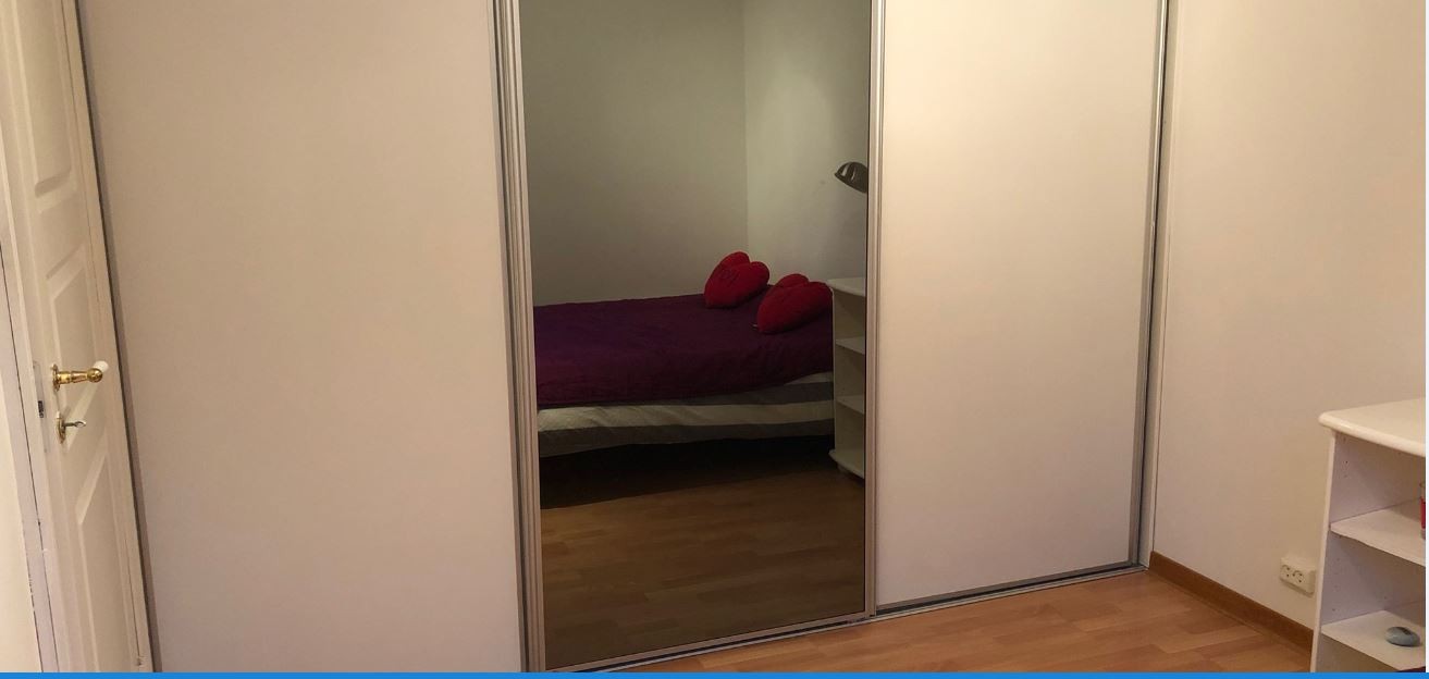 Soverom 1 en innredet med romslig vegg til vegg skyvedørsgarderobe Galleribilde