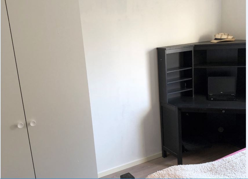 Soverom 2 er innredet med klesskap. God plass til dobbel seng og arbeidspult om det er behov. Galleribilde