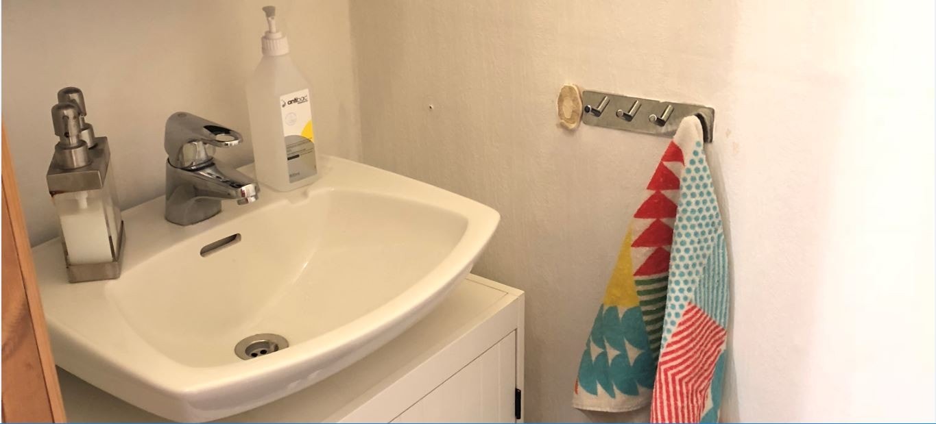 WC- Eget rom med wc og servant som gjør travle hverdagen enklere. Ny dør. Galleribilde