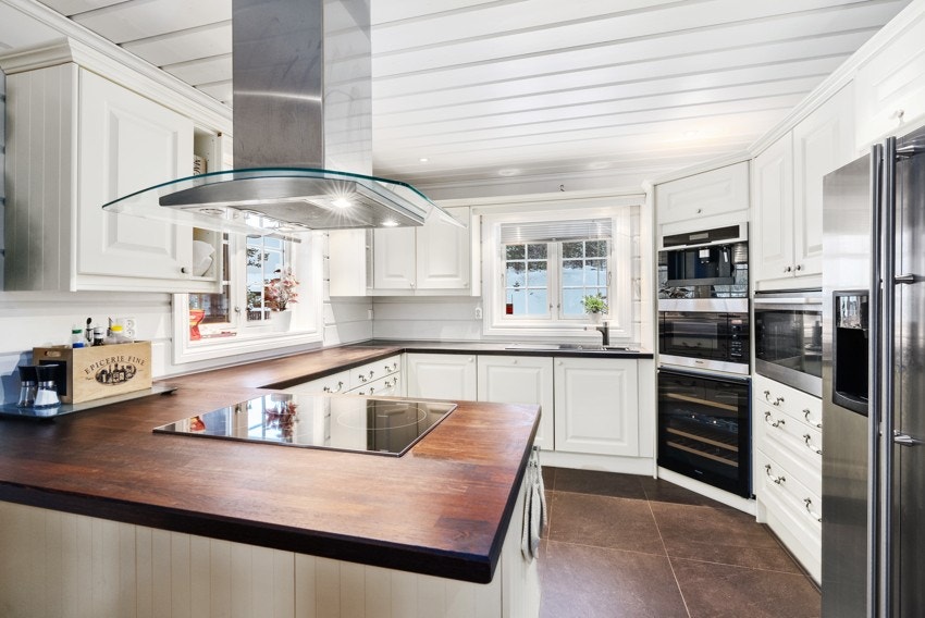 Pent kjøkken i åpen løsning til spisestue Galleribilde