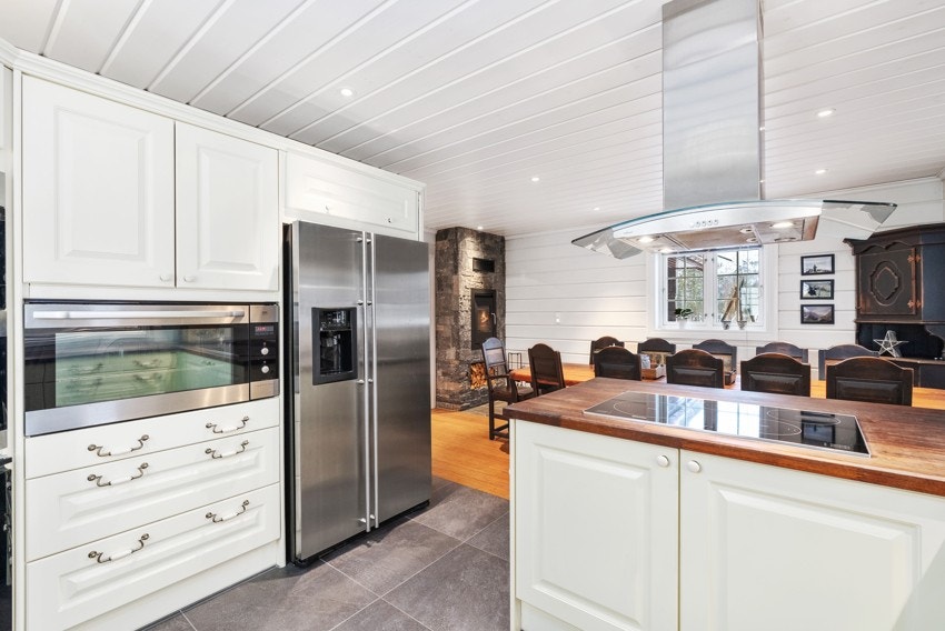 Kjøkkeninnredning med malte fronter og heltre benkeplate Galleribilde