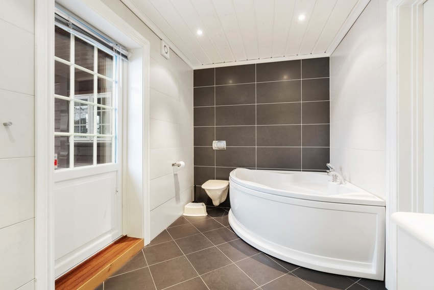 Badet inneholder både dusjkabinett og badekar Galleribilde