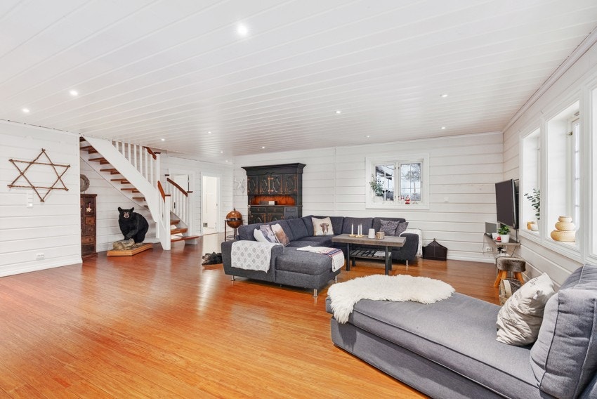 Stua har god plass og trapp opp til loftsetasjen Galleribilde