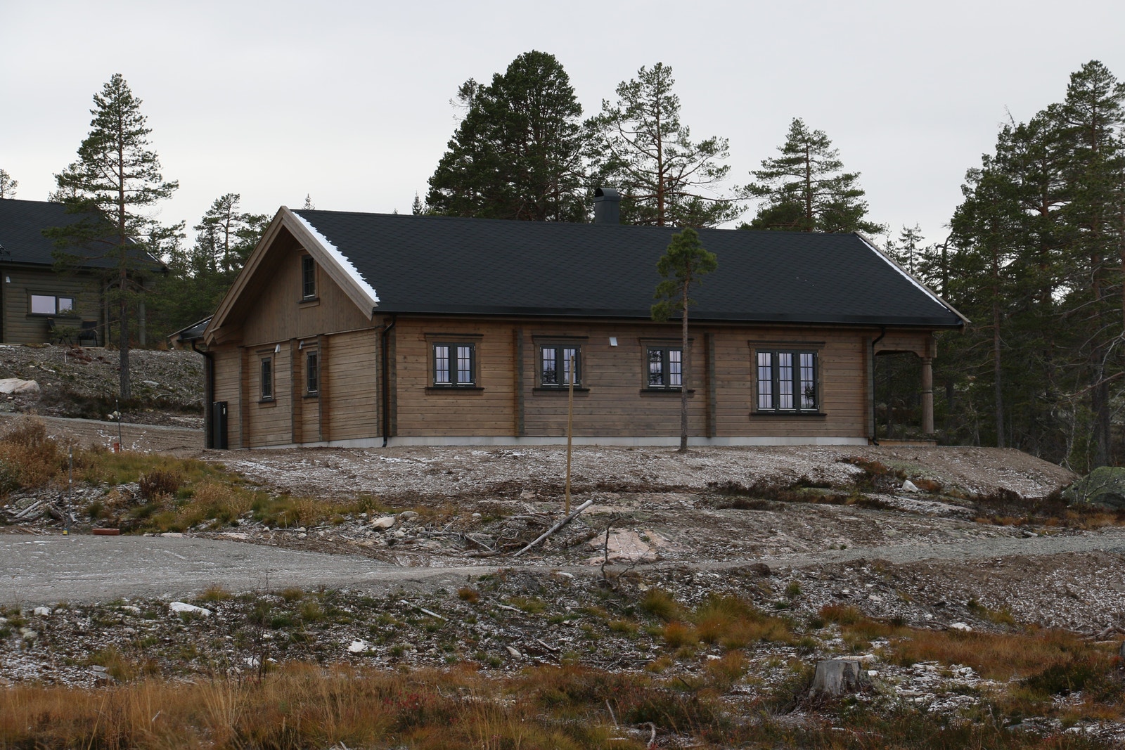 Like ved er det turstier og her er skiløypetraseen på nedsiden. Galleribilde