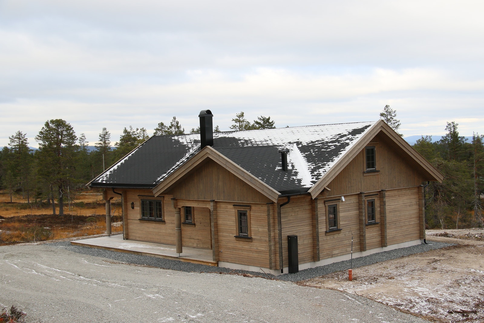 Fjellstova 2 en flott familiehytte, her har vi også "pusset" ferdig rundt hytta og det er fin plass for biler eller om du også har lyst på en Gapahuk i nærheten av inngangspartiet. Se også videoen!! Galleribilde