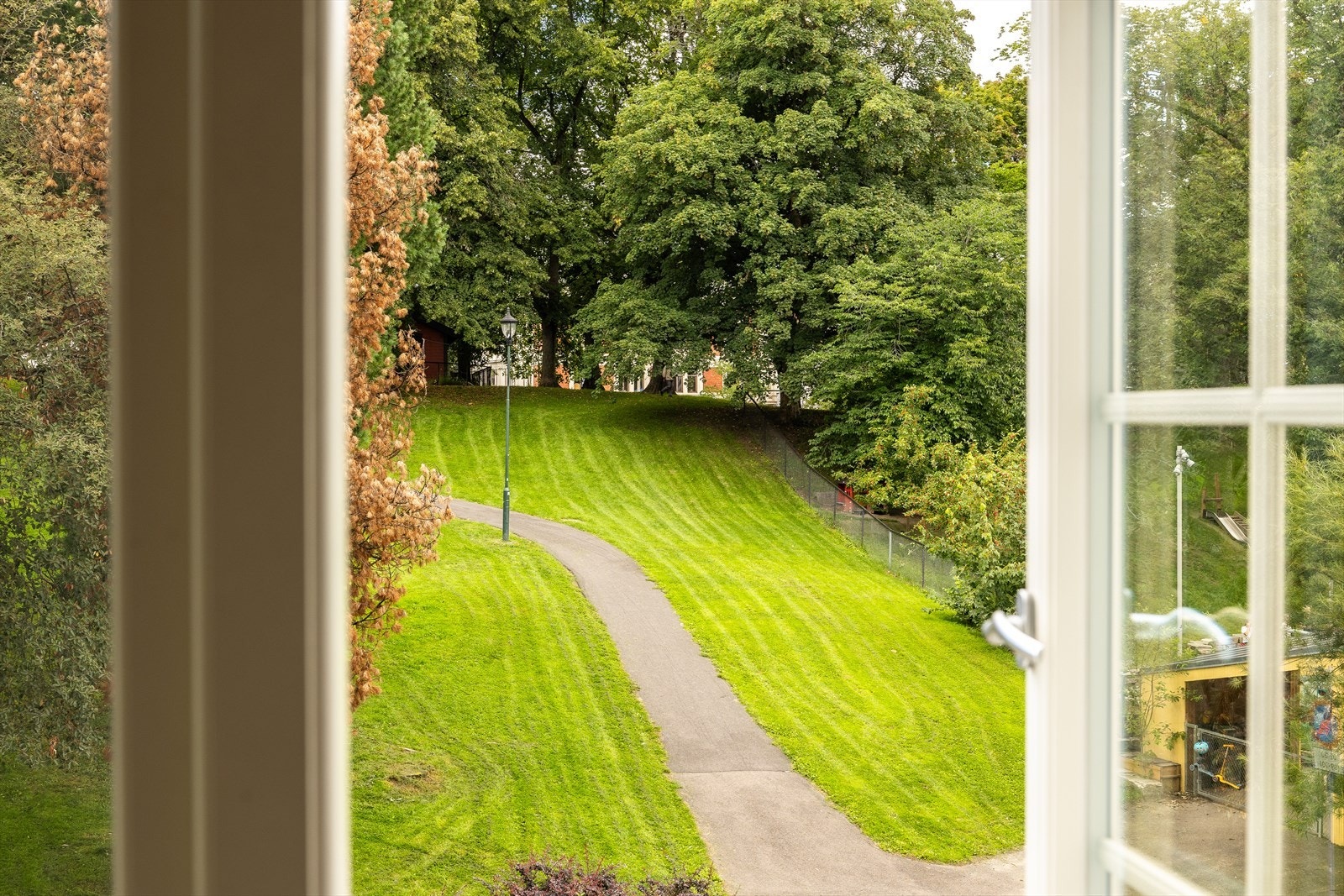 Utsikt ut mot grønne omgivelser i Uranienborgparken Galleribilde