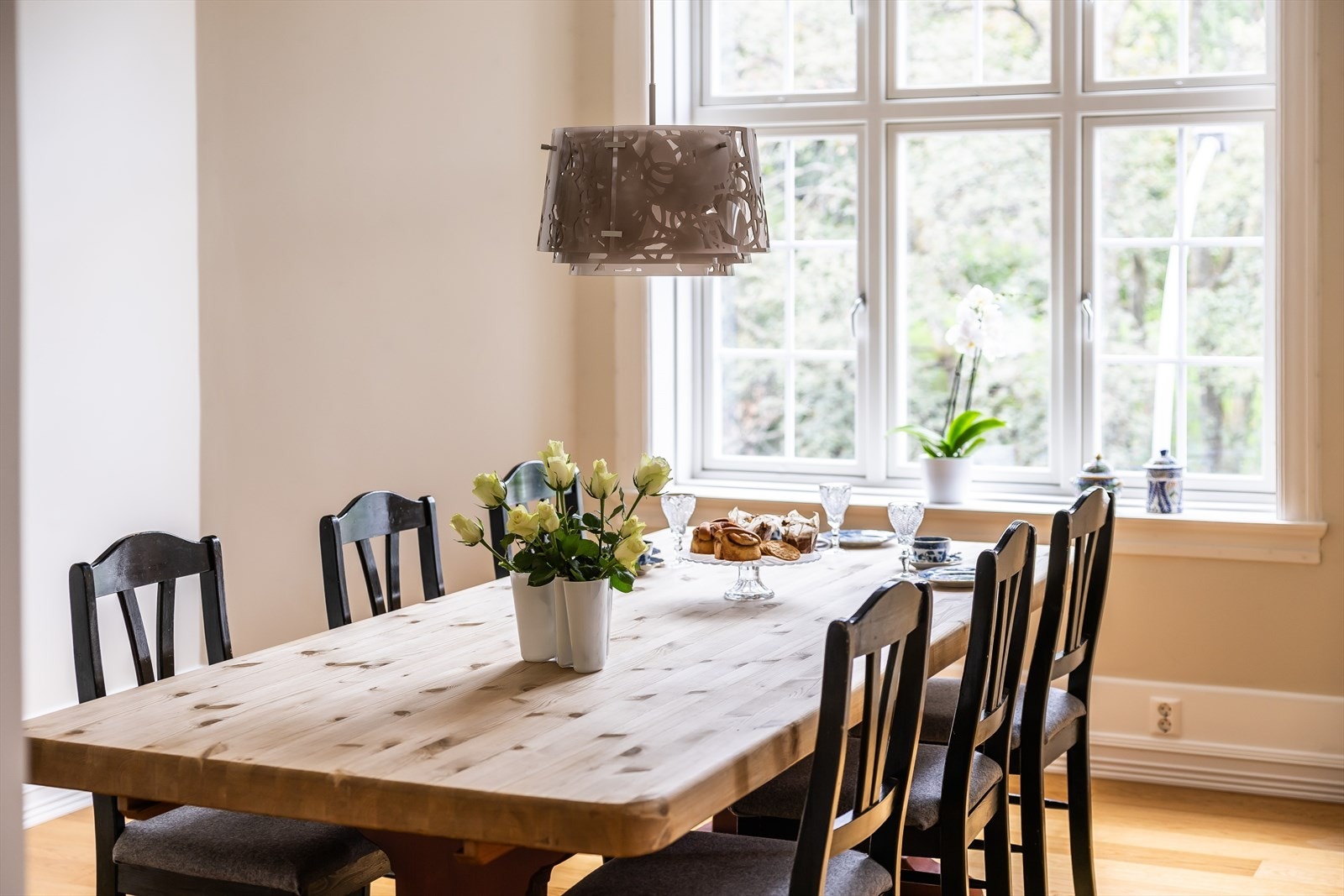 Her kan du nyte en kopp kaffe eller et bedre måltid i hyggelige omgivelser Galleribilde