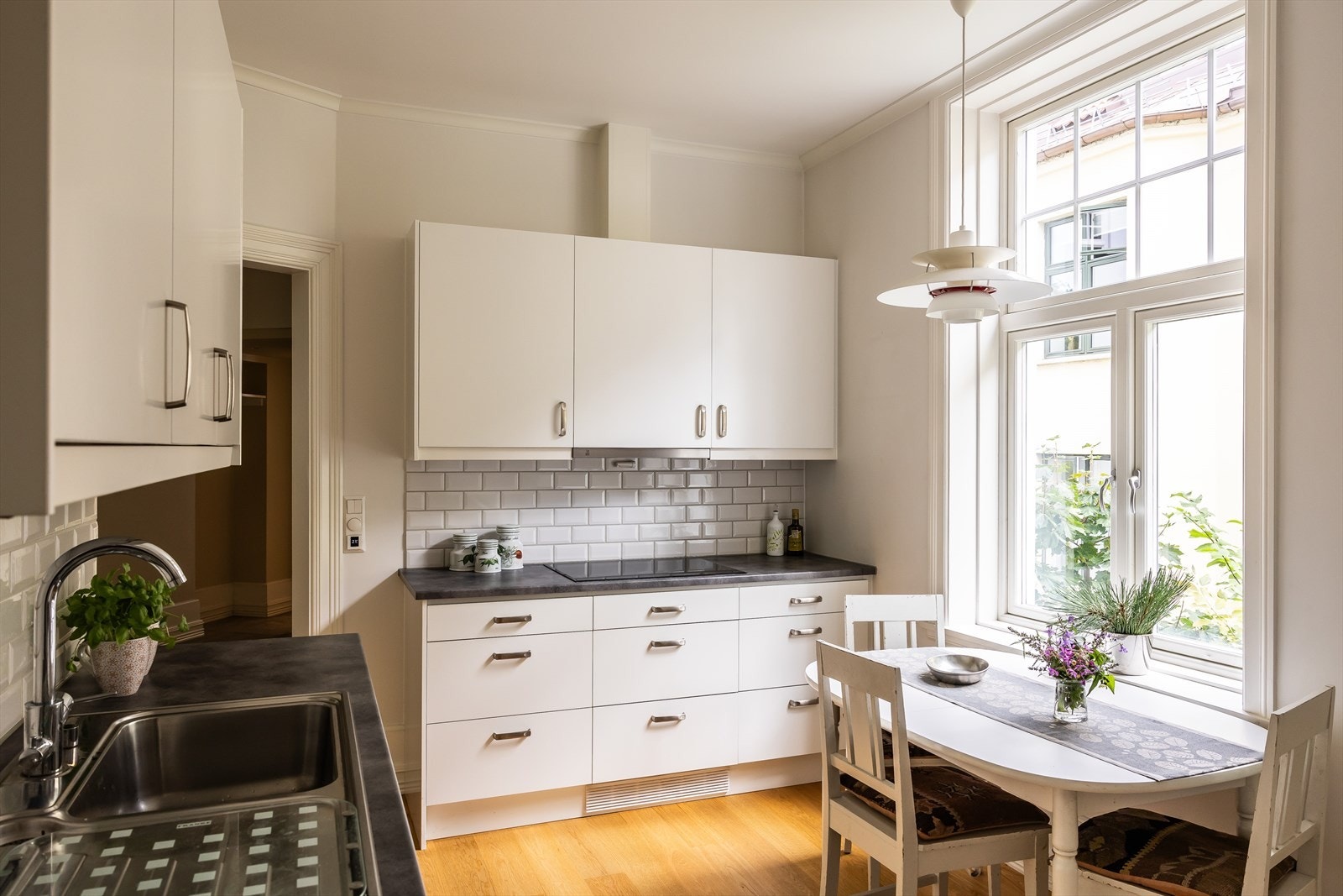 Rikelig med skap- og benkeplass Galleribilde