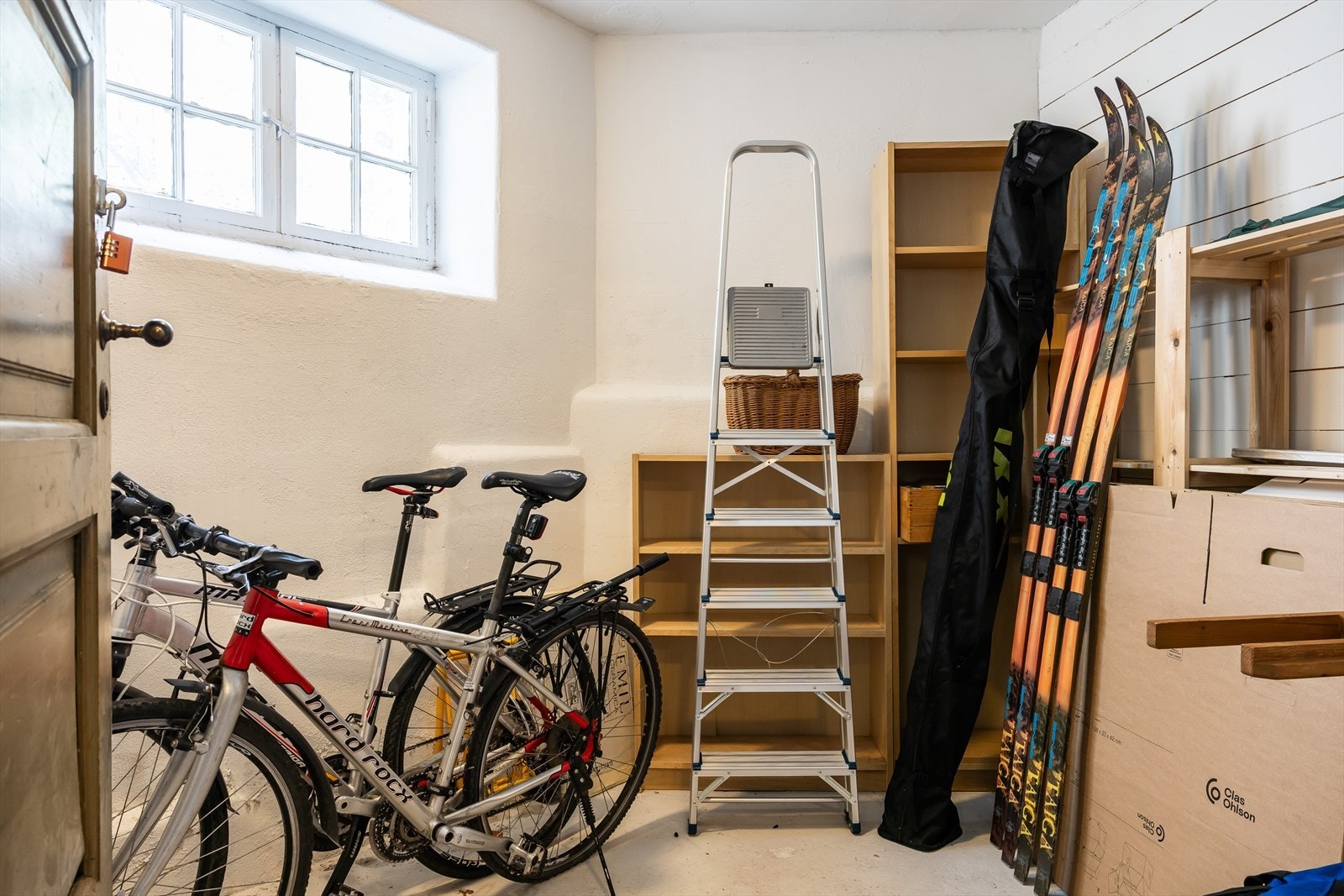 Leiligheten disponerer en kjellerbod på ca. 6 m² og en loftsbod med gulvflate på ca. 9 m² Galleribilde