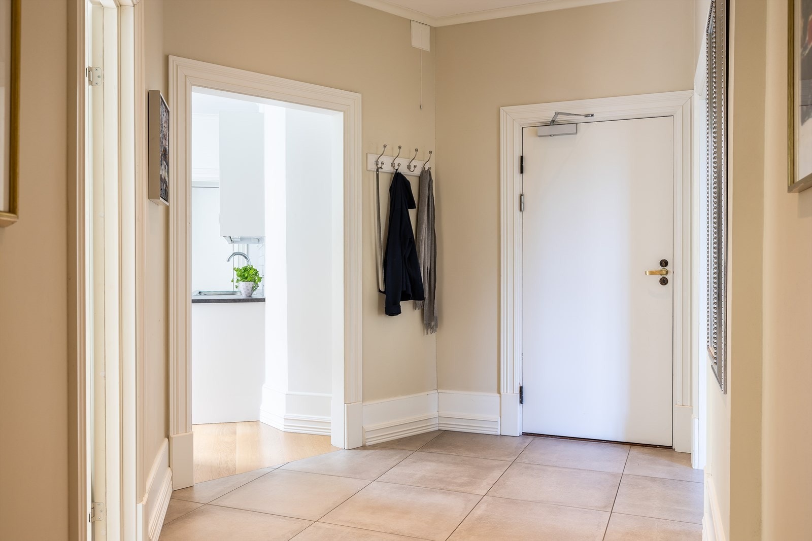 I entréen blir du møtt av lekkert flislagt gulv og vegger malt i moderne fargevalg Galleribilde