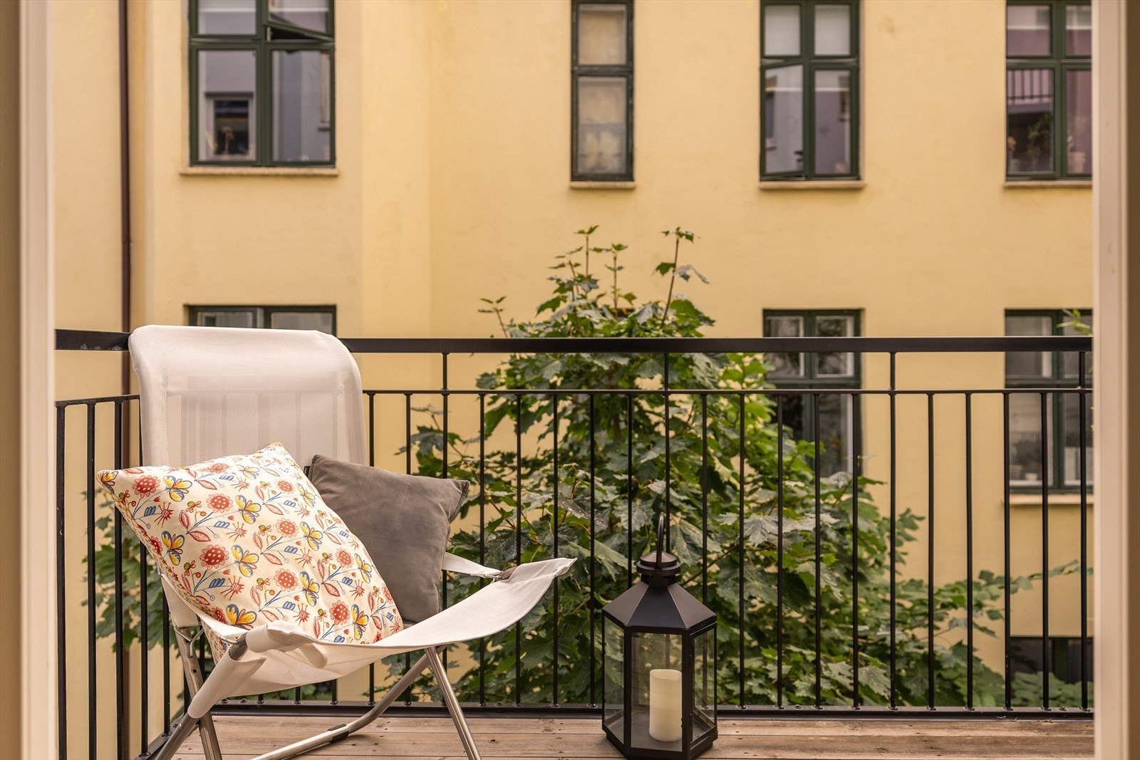 Lys og luftig 5-roms hjørneleilighet beliggende i et svært attraktivt og sentralt boområde med Uranienborgparken som nærmeste nabo Galleribilde