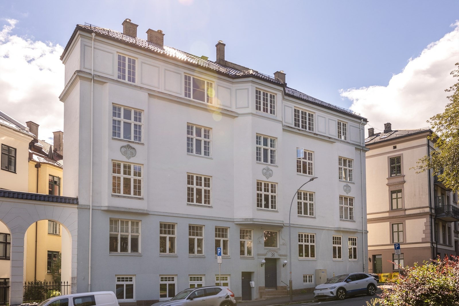 Fasade - Det er offentlige/kommunale parkeringsplasser med el-ladere i gaten Galleribilde