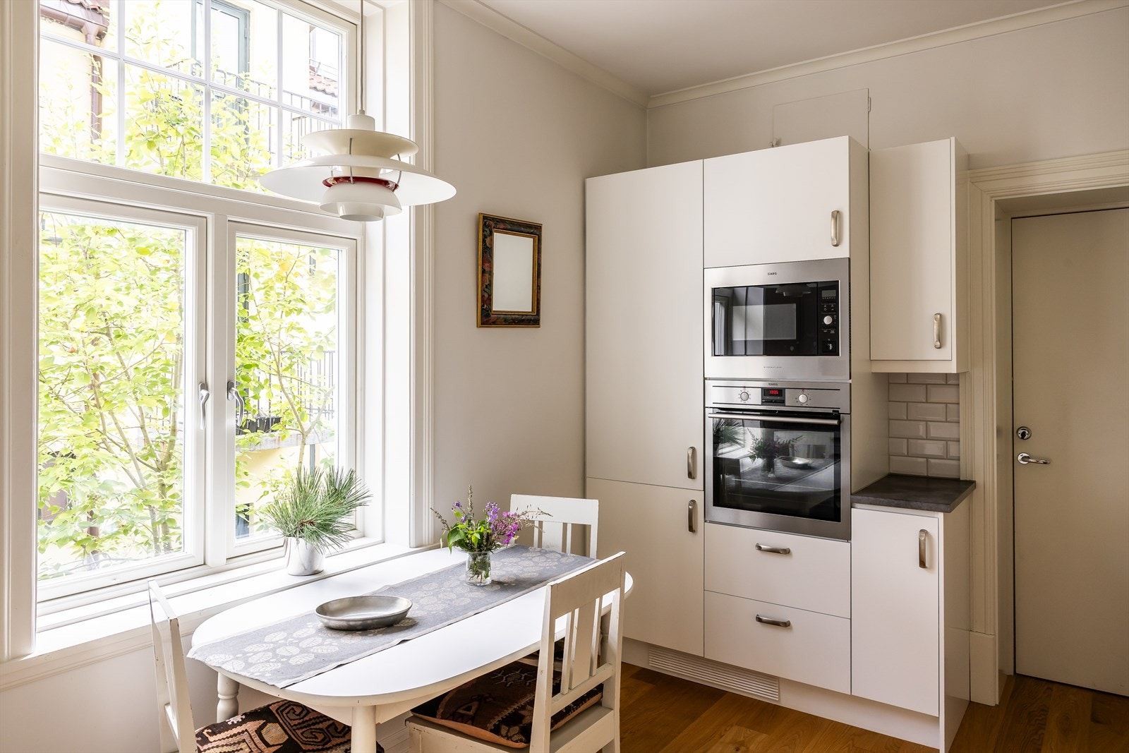 Kjøkkenet er helintegrert med hvitevarer fra AEG og Electrolux (oppvaskmaskin ny i 2023) Galleribilde