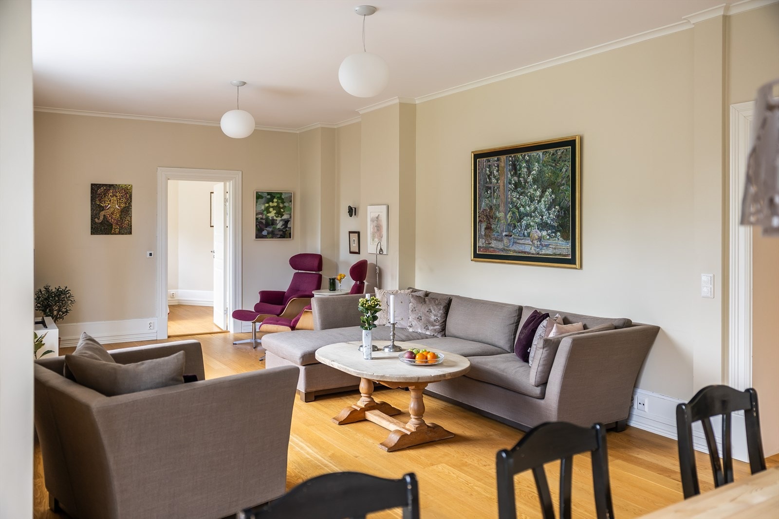 Her er det god plass til sofaseksjon/lounge i naturlig avstand fra TV med tilhørende møblement Galleribilde