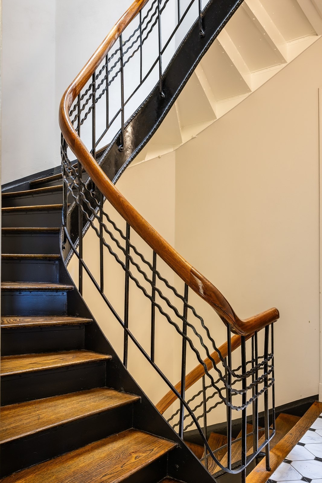 Hyggelig oppgang med godt bevarte klassiske detaljer Galleribilde